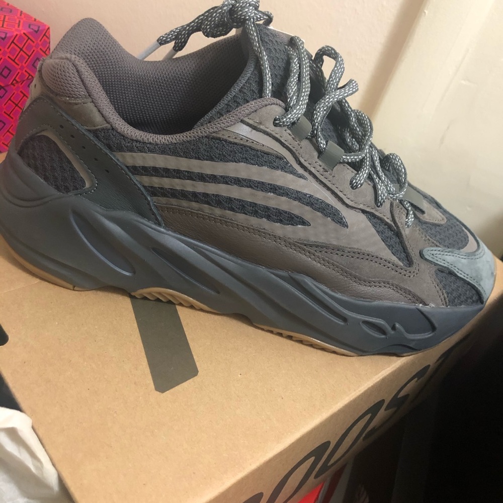 YEEZY 700 V2